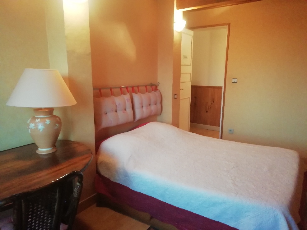 Chambre avec un lit 2 places